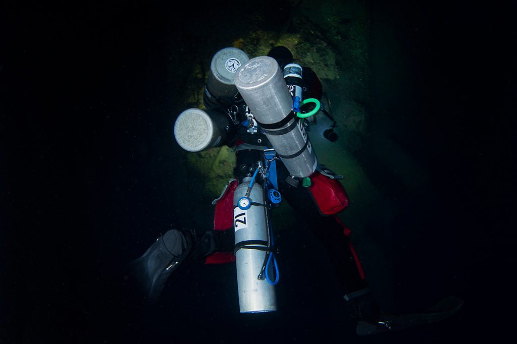 Andrea Murdock Alpini con la pesante attrezzatura subacquea utilizzata durante le immersioni sul relitto dell’HMHS Britannic (photo courtesy Davide Pezone e PHY Diving Equipment).