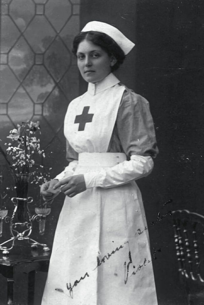 Violet Jessop, inserviente di bordo sull’RMS Titanic e infermiera a bordo della gemella HMS Britannic, qui ritratta con la divisa da VAD