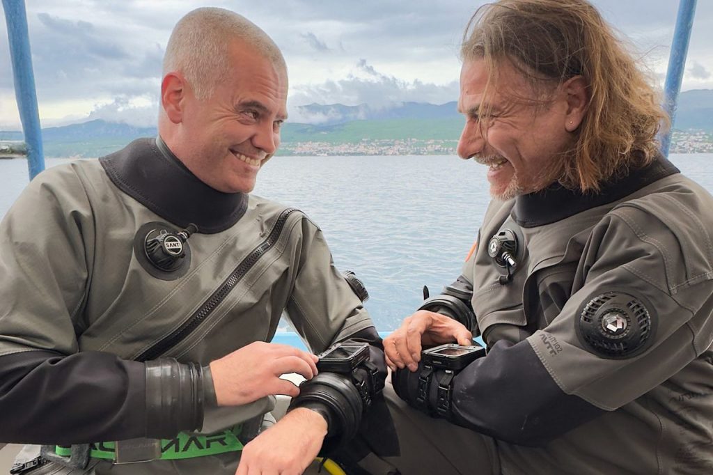 Due subacquei con attrezzatura
Garmin Descent X50i