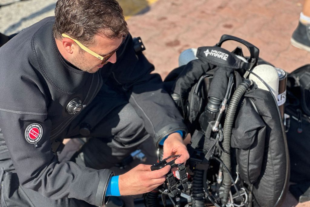 Un subacqueo professionista controlla il suo computer da immersione Garmin Descent X50i