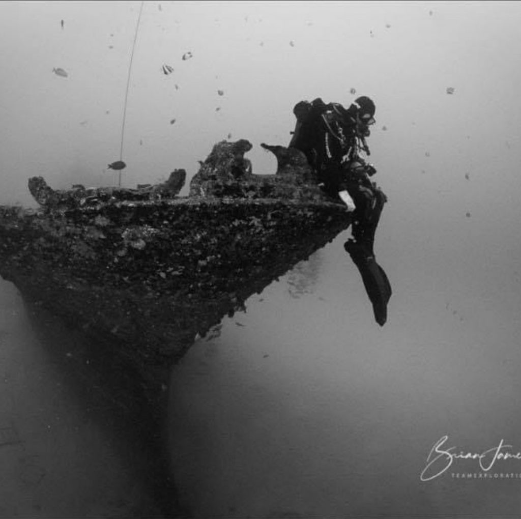 Subacqueo sulla prua del relitto Sea Tiger durante un’immersione tecnica alle Hawaii