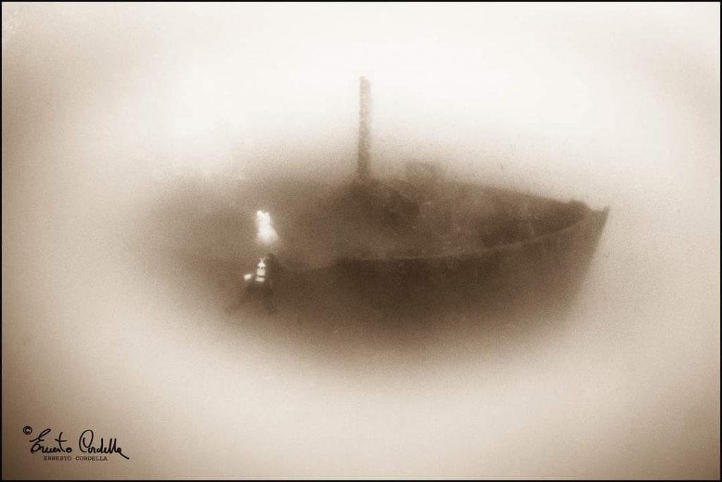 Relitto della motonave Concordia avvolto nella sospensione, foto subacquea d’autore di Ernesto Cordella durante immersione tecnica nel Golfo della Spezia.