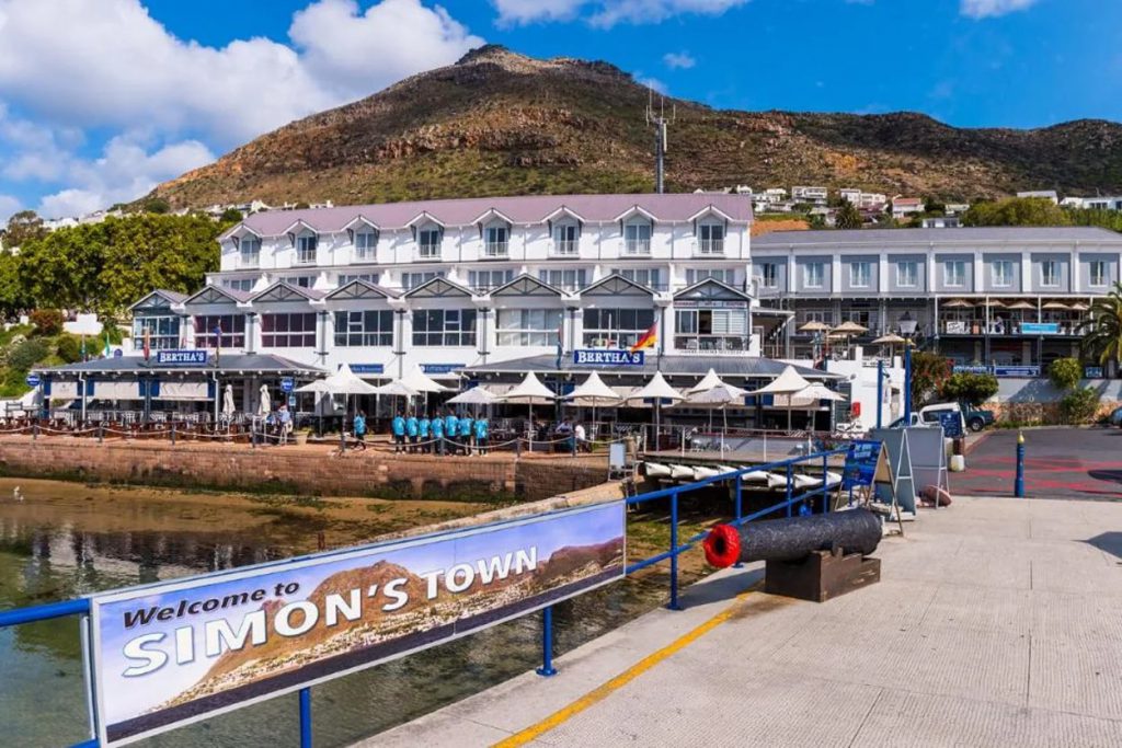 Fotografia del lungo mare di Simon's town in Sud Africa
