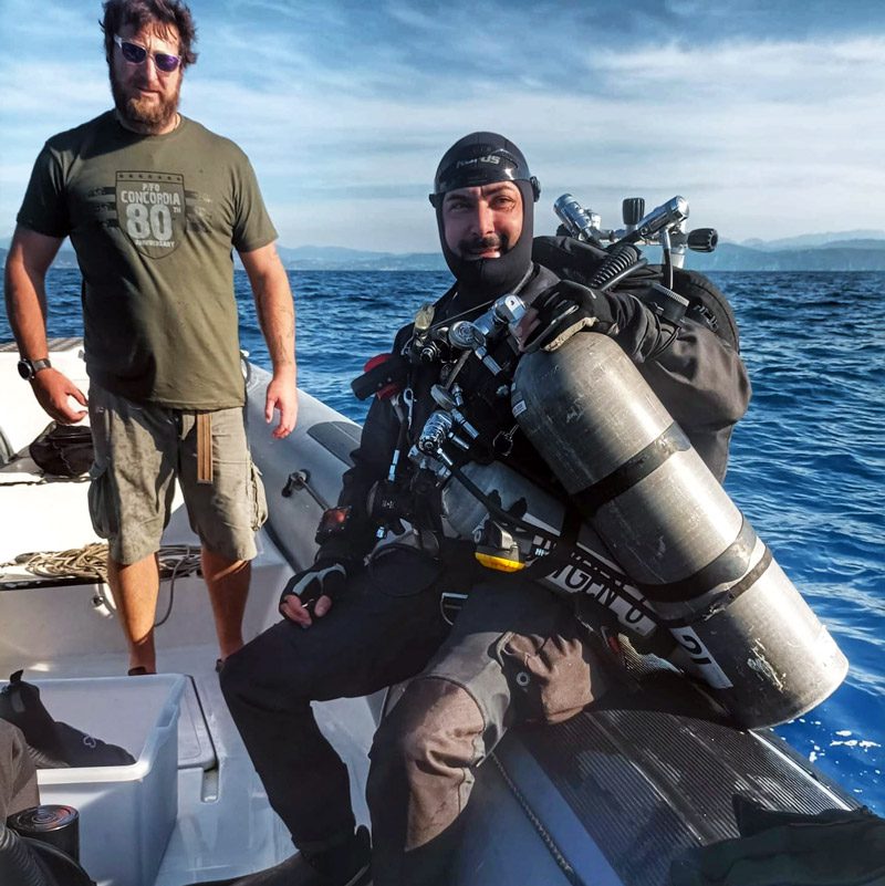 Subacquei tecnici pronti all’immersione sul relitto della motonave Concordia, profondità 43 metri al largo dell’isola del Tino, Golfo della Spezia.