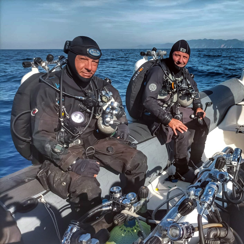 Gruppo subacquei Lorenzo Sub Fiumaretta davanti alla sede prima dell’immersione commemorativa sul relitto Concordia per l’80° anniversario, Golfo della Spezia.