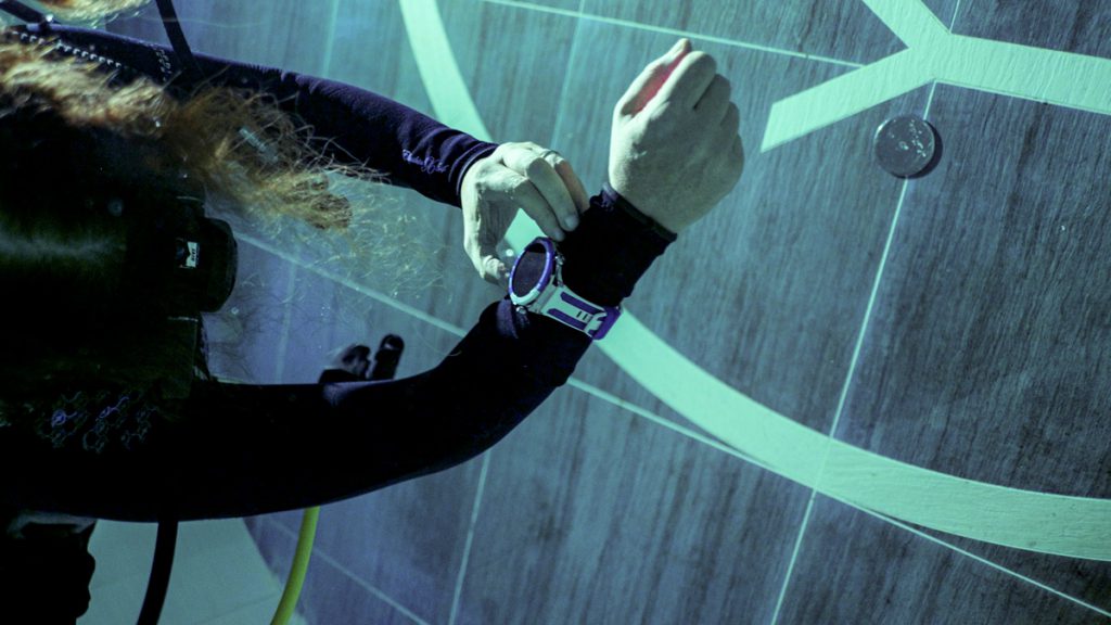 Due subacquei si immergono nella piscina Y-40 The Deep Joy durante il test del Huawei Watch Ultimate 2