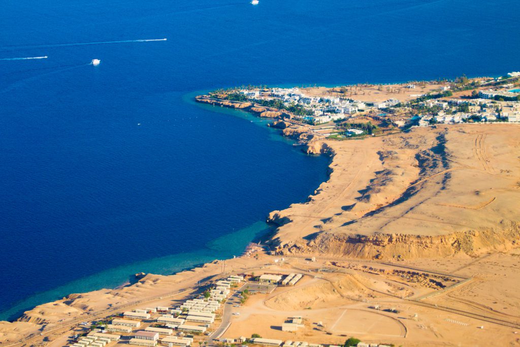 Veduta aerea di Ras Mohammed e della costa di Sharm el Sheikh, luoghi simbolo della nascita della subacquea moderna nel Mar Rosso.