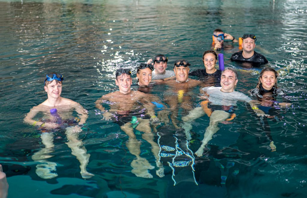 Gruppo di giornalisti e subacquei durante la prova del nuovo smartwatch subacqueo