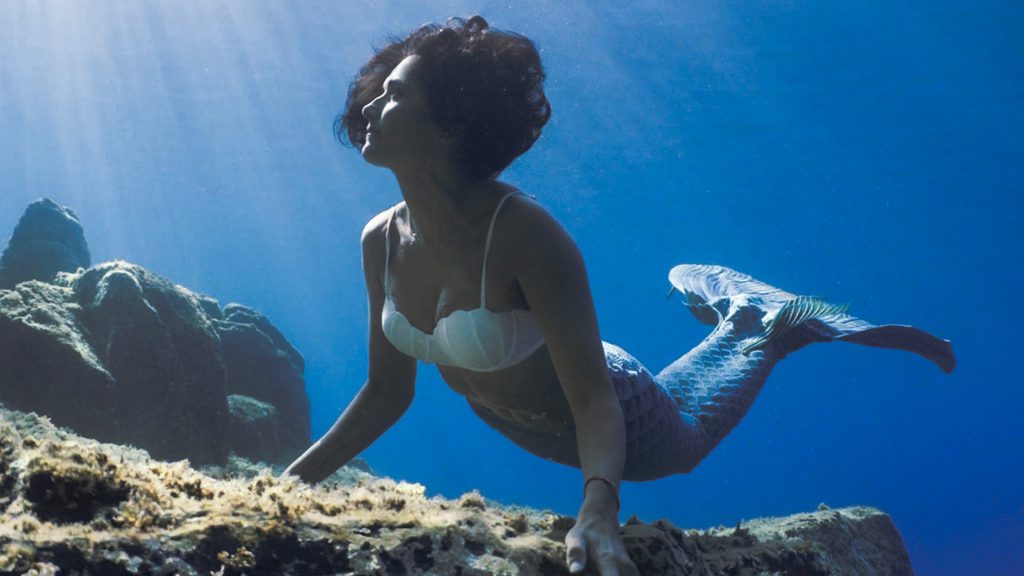 Ilaria Molinari in apnea con coda da sirena