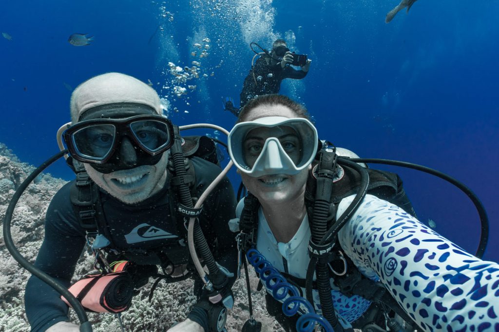 guida Ocenara e subacqueo in immersione nel Mar Rosso durante una foto sott’acqua chiara mike