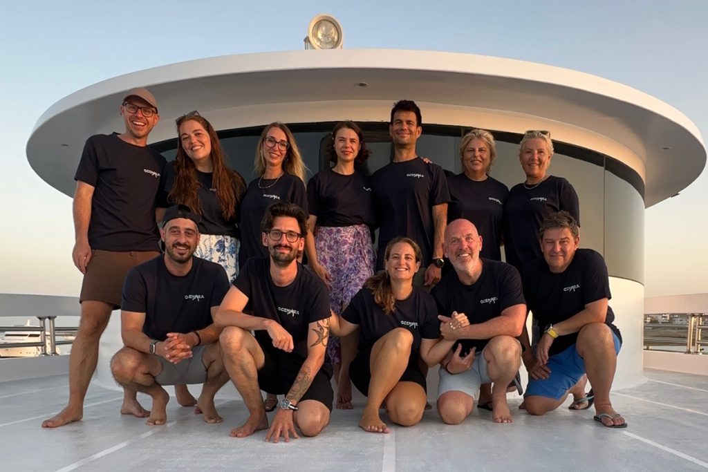 gruppo Ocenara in posa sul ponte della barca prima delle immersioni nel Mar Rosso