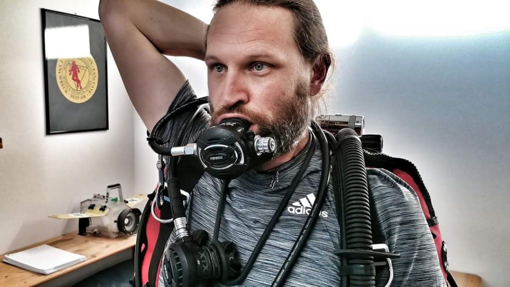 Esercitazione a secco sull’uso dell’erogatore e dell’attrezzatura subacquea per sviluppare automatismi e consapevolezza