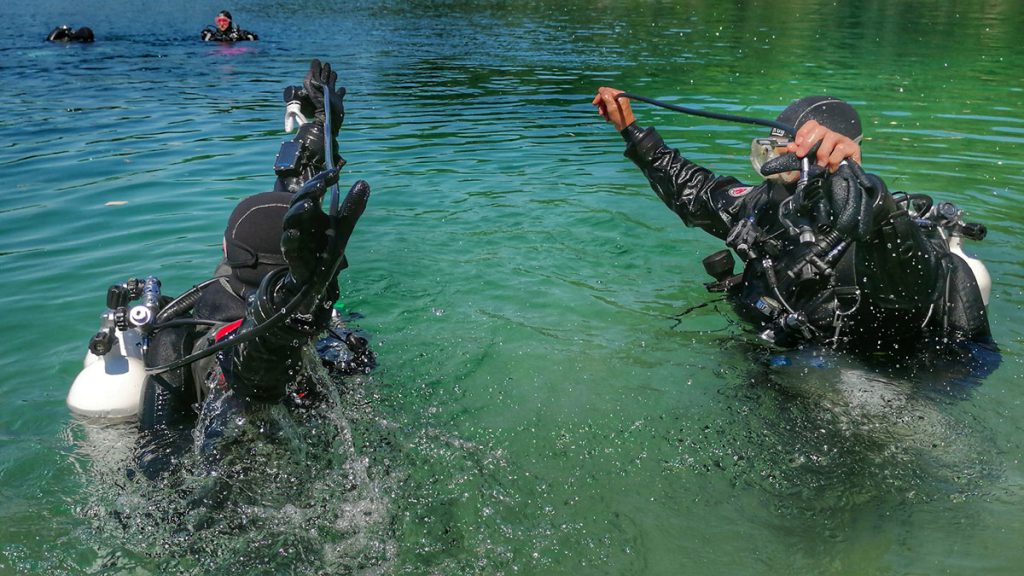 Esercizio di addestramento subacqueo in acqua bassa con simulazione di stress e gestione dell’attrezzatura
