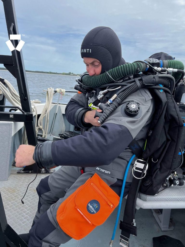Utilizzo operativo della muta stagna Avatar 102 AIRON durante immersione, pronta consegna Nauticamare