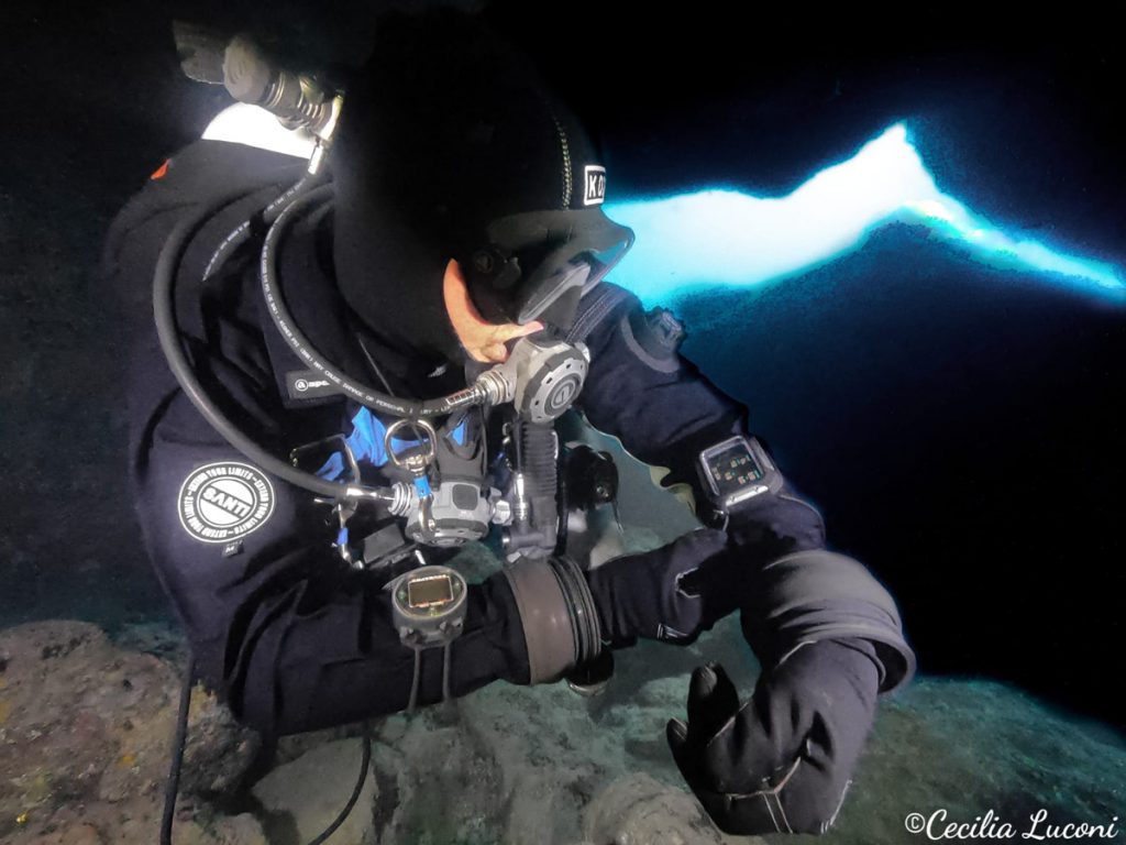 sub in ambiente chiuso che controlla strumenti e assetto, dimostrazione di uso consapevole dell’attrezzatura subacquea
