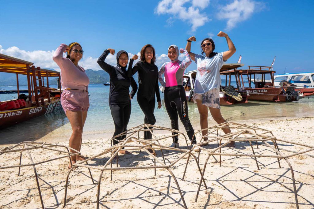 PADI AWARE Foundation: gruppo di ragazze sulla spiaggia in Indonesia del progetto Coral Catch.