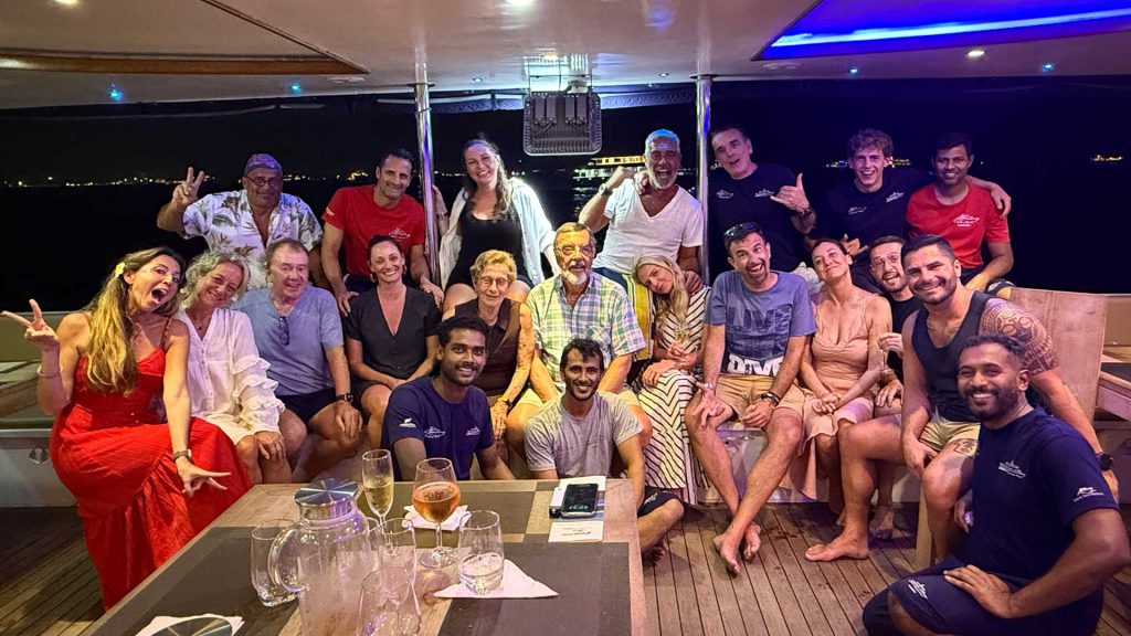 Gruppo di turisti in barca maldive