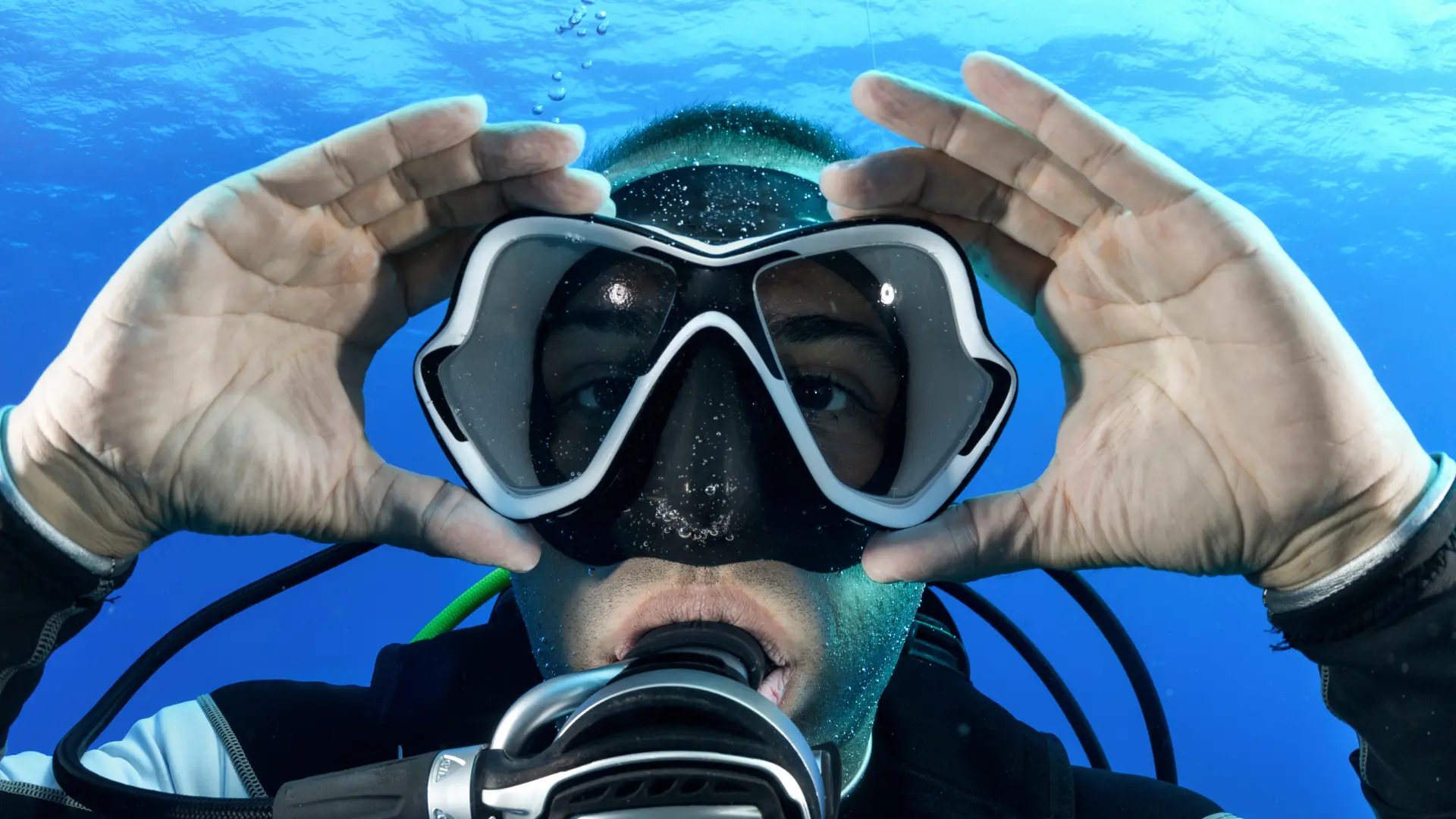 le maschere subacquee Permette di vedere sott’acqua creando uno spazio d’aria tra occhi e vetro. Nella scelta contano soprattutto aderenza al viso, volume interno e qualità del vetro temperato, fattori che influenzano visibilità e facilità di svuotamento.