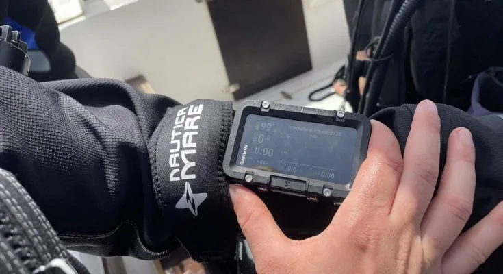 computer subacqueo Forniscono in tempo reale le informazioni necessarie per gestire profondità, tempo di immersione e limiti di non decompressione. Gli algoritmi interni calcolano la saturazione dei tessuti e indicano eventuali soste di decompressione e tempi di superficie.