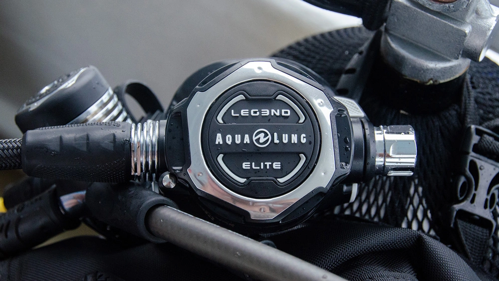 erogatore subacqueo Permettono di respirare sott’acqua riducendo la pressione del gas contenuto nella bombola fino a quella ambiente. Il sistema è composto da primo e secondo stadio, collegati da fruste che alimentano anche strumenti e dispositivi di sicurezza.