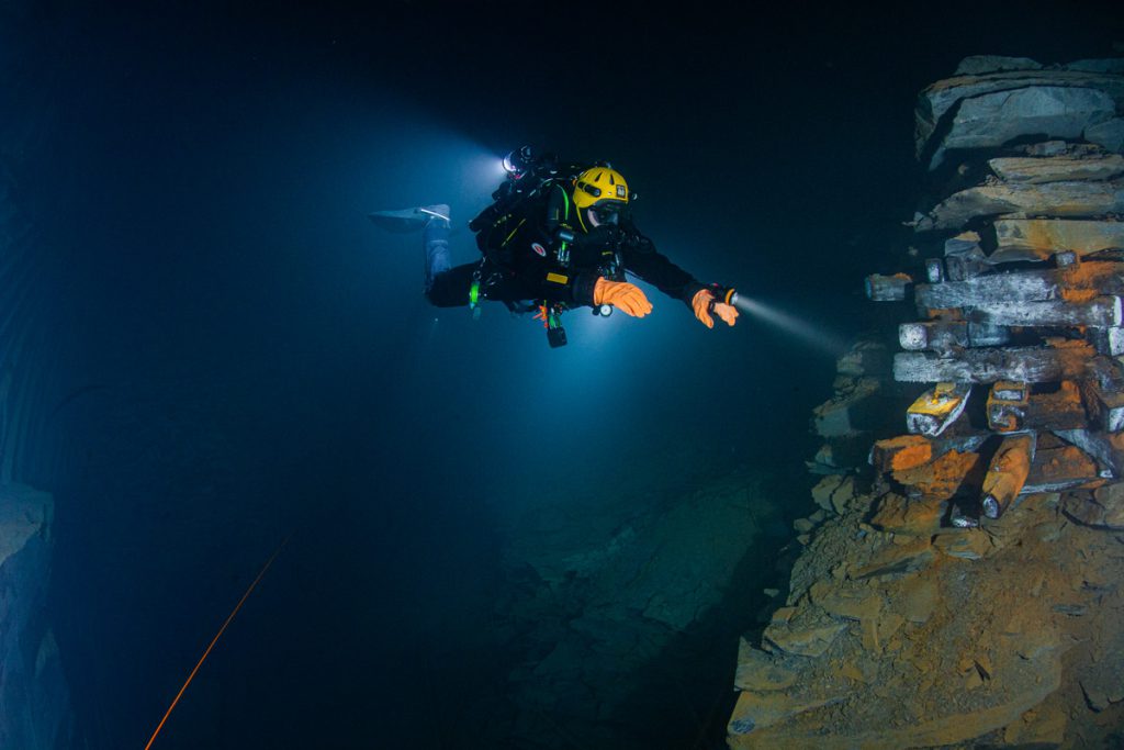 Ampia galleria sommersa della miniera di ardesia di Nuttlar esplorata da un subacqueo tecnico