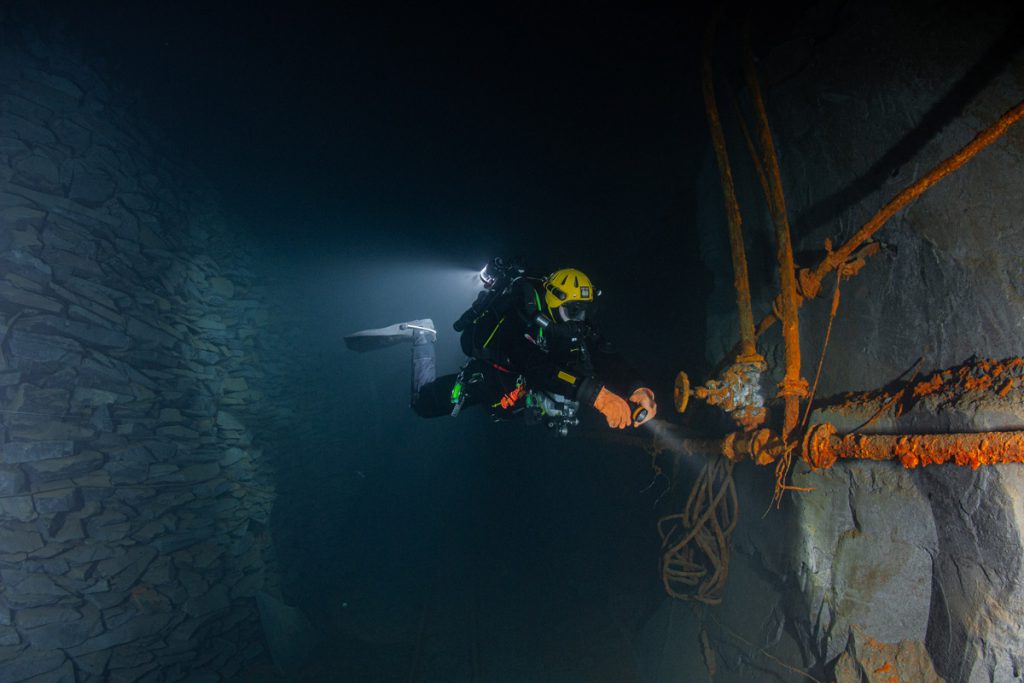 Subacqueo tecnico che segue la linea guida nelle gallerie sommerse della miniera di ardesia di Nuttlar