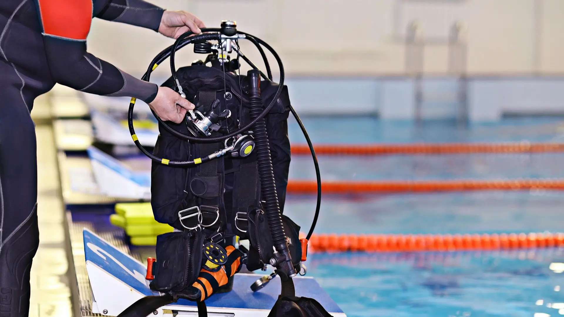 Il gav giubbotto ad assetto variabile Una camera d’aria gonfiabile sul petto o sulla schiena che serve per regolare l’assetto del subacqueo in acqua, consentendogli di raggiungere uno stato di assetto neutro e di muoversi verticalmente tra il fondo e la superficie.