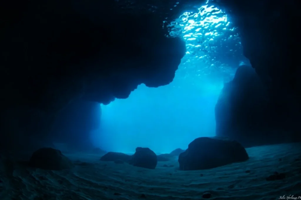 Grotta subacquea mediterraneo immersione luce-blu