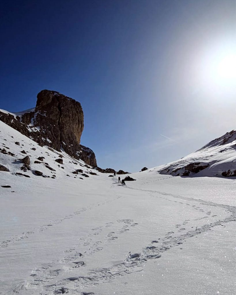 Traccia nella neve durante l’avvicinamento al Lago di Antermoia in inverno nelle Dolomiti