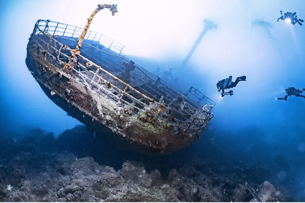 Subacquei tecnici intorno a un relitto ripreso nel documentario Hidden Worlds di Christian Wehrle