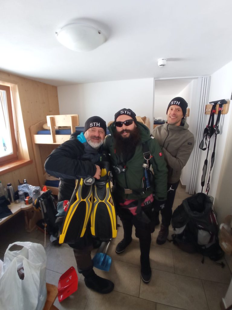 Team della Antermoia Winter Sub Expedition al rifugio prima o dopo le attività sul Lago di Antermoia